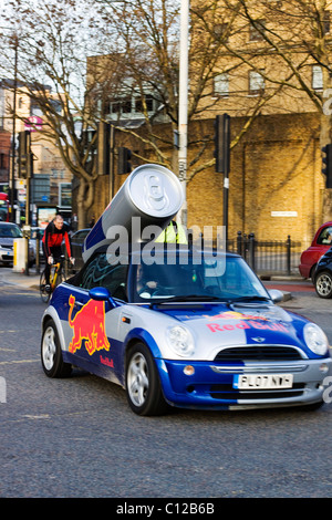 Le Classic British Publicité Mini Red Bull dans les rues de Londres Banque D'Images