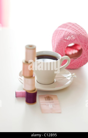 Collection d'articles de couture avec une tasse de thé Banque D'Images