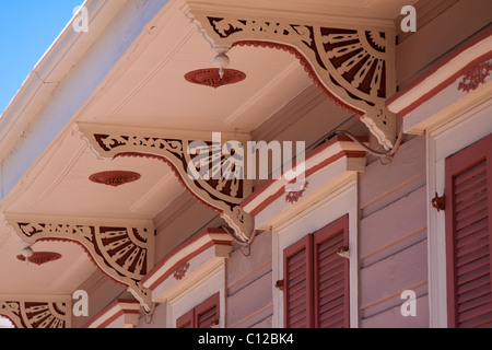 Libre de corbeaux décoratifs sur une maison créole dans le quartier français de La Nouvelle-Orléans, Louisiane Banque D'Images