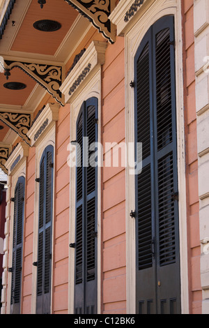 Libre de corbeaux décoratifs sur une maison créole dans le quartier français de La Nouvelle-Orléans, Louisiane Banque D'Images