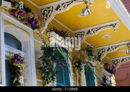 Libre de corbeaux décoratifs aux fenêtres décorées pour Mardi Gras sur une maison créole dans le quartier français de La Nouvelle-Orléans Banque D'Images