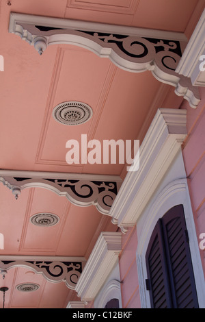 Libre de corbeaux décoratifs sur une maison créole dans le quartier français de La Nouvelle-Orléans, Louisiane Banque D'Images