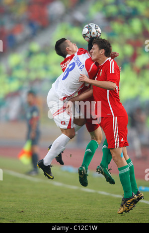 David Guzman du Costa Rica (c) batailles Hongrie joueurs Andras Gosztonyi (l) et Zsolt Korcsmar au cours de la 3ème place de la Coupe du Monde U20 Banque D'Images