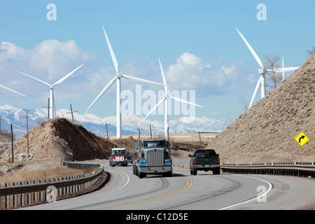 Moulin créant de l'énergie verte dans la bouche d'une montagne canyon avec les camions et voitures. L'énergie électrique renouvelable. Banque D'Images