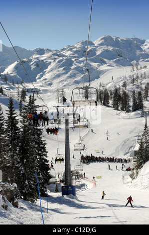 Skieurs sur un télésiège au centre de ski de Vogel dans le parc national du Triglav de Slovénie Mont montagne Banque D'Images