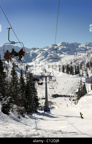 Skieurs sur un télésiège au centre de ski de Vogel dans le parc national du Triglav de Slovénie Mont montagne Banque D'Images