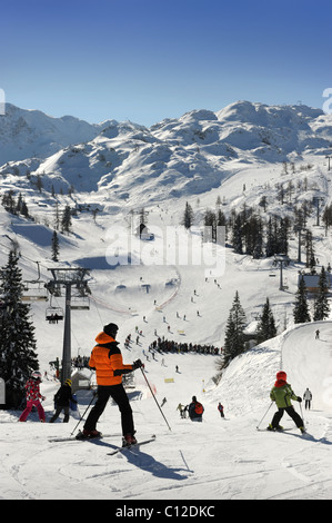 Les skieurs de ski de Vogel Center dans le parc national du Triglav de Slovénie Banque D'Images