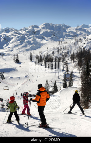 Les skieurs de ski de Vogel Center dans le parc national du Triglav de Slovénie Banque D'Images