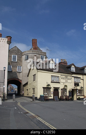 La large porte (le seul survivant gate à travers les murs de la ville) et Wheatsheaf Inn dans Ludlow, Shropshire, England, UK Banque D'Images