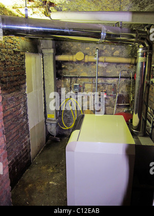 Paris, France, inondation de fuite d'eau au sous-sol du bâtiment, la combustion du gaz chaudière Banque D'Images