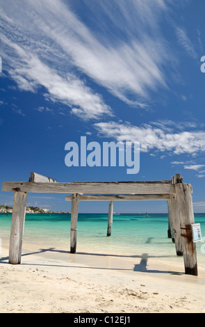 Vestiges de l'ancienne jetée en bois à Hamelin Bay dans le coin occidental du sud de la région de Margaret River en Australie de l'Ouest Banque D'Images