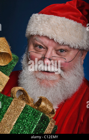 Père Noël, Père Noël, Noël costume rouge barbe blanche hat et verres Banque D'Images