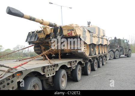 Le système de transport d'équipement lourd (HETS) est un véhicule de logistique militaire utilisé pour transporter, de déployer et d'évacuer les réservoirs, armou Banque D'Images