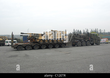 Le système de transport d'équipement lourd (HETS) est un véhicule de logistique militaire utilisé pour transporter, de déployer et d'évacuer les réservoirs, armou Banque D'Images