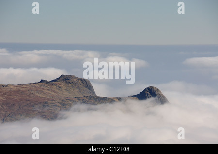 Harrison Stickle et Pike de Stickle au-dessus d'une inversion de température dans le Lake District Banque D'Images