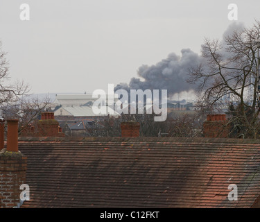 La fumée grande dérive ouest sur Cardiff pall Banque D'Images