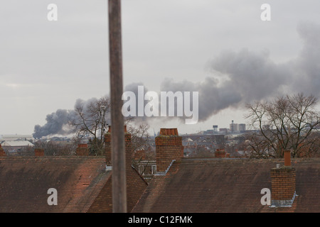 La fumée grande dérive ouest sur Cardiff pall Banque D'Images