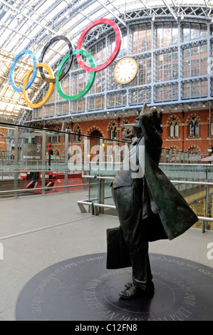 Statue de Sir John Betjeman en face d'Anneaux olympiques St. Pancras London England UK Banque D'Images