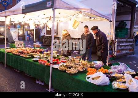 Les étals du marché de rue traditionnels à Bury St Edmunds, Royaume-Uni Banque D'Images