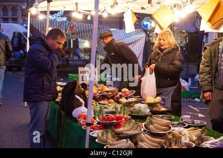 Les étals du marché de rue traditionnels à Bury St Edmunds, Royaume-Uni Banque D'Images