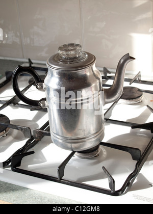 Une vieille cafetière en aluminium utilisé dans les années 1940 Années 1950 sur une cuisinière à gaz Banque D'Images