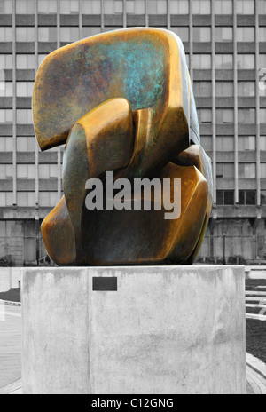 Henry Moore sculpture s Dispositif de verrouillage sur la rive nord de la Tamise. Banque D'Images