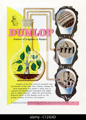 1951 annonce la couleur à pneu (pneu) et les produits en caoutchouc fabricant Dunlop. Banque D'Images