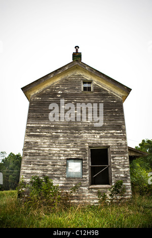 Une vieille maison délabrée se trouve dans un champ ouvert dans une ferme de Virginie. Banque D'Images