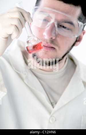 Un scientifique travaillant dans un laboratoire Banque D'Images
