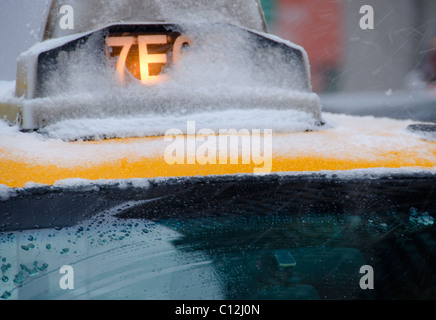 USA, New York City, Taxi toit recouvert de neige Banque D'Images