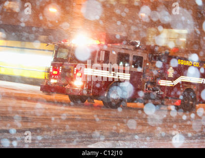 USA, New York City, fire engine dans blizzard Banque D'Images