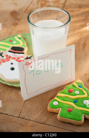 Lettre au Père Noël avec des biscuits et du lait Banque D'Images