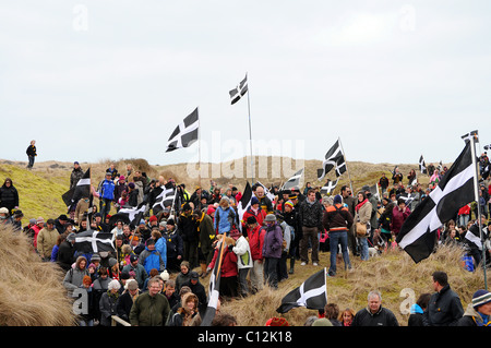 Cornouaillais marche dans les dunes de Rolvenden,Cornwall,UK, au cours de l'assemblée annuelle de la fête de St Pirans Banque D'Images