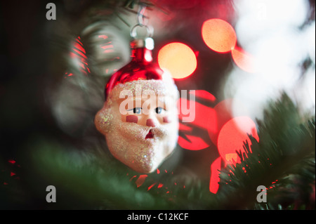 Santa Claus Noël Décoration pendaison sur arbre de Noël, studio shot Banque D'Images