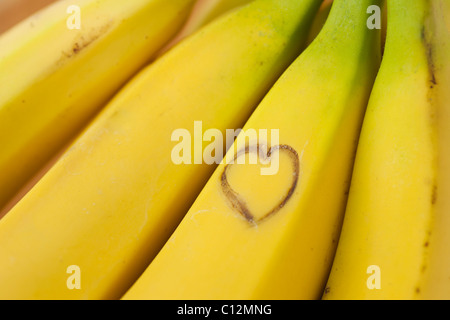 Forme de coeur sur les bananes mûres Banque D'Images