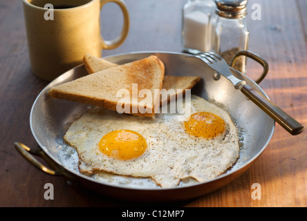 Oeufs au plat avec du pain grillé Banque D'Images