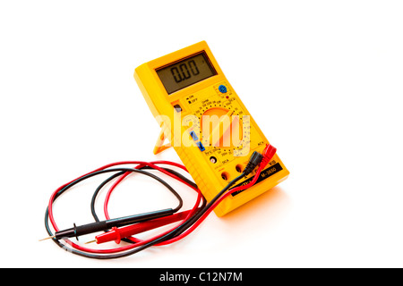Multimètre utilisé par les électriciens et les techniciens pour mesurer les diverses propriétés électriques et électroniques. Banque D'Images