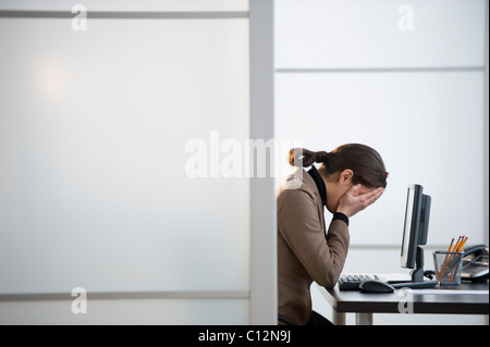 USA, New Jersey, Jersey City, Portrait of young woman in office Banque D'Images