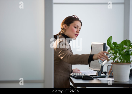 USA, New Jersey, Jersey City, Portrait of young woman in office Banque D'Images