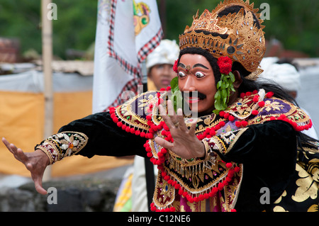 Un artiste topeng masqués dans un temple festival à Padang Bai, Bali, Indonésie Banque D'Images