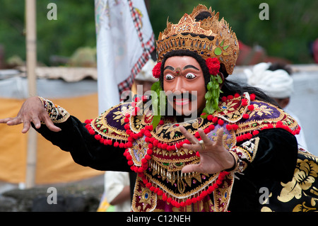 Un artiste topeng masqués dans un temple festival à Padang Bai, Bali, Indonésie Banque D'Images