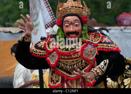 Un artiste topeng masqués dans un temple festival à Padang Bai, Bali, Indonésie Banque D'Images