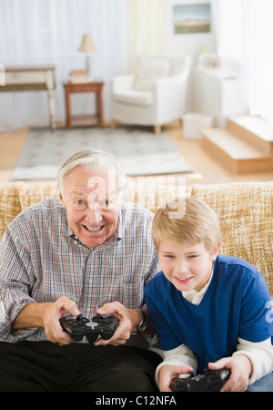 USA, New Jersey, Jersey City, grand-père et petit-fils (8-9) playing video games Banque D'Images