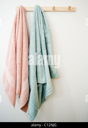 USA, New Jersey, Jersey City, towels hanging on rack Banque D'Images