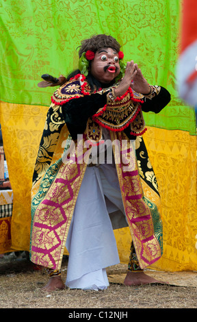 Interprète à un temple festival à Padang Bai, à Bali Banque D'Images