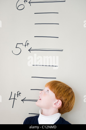 USA, New Jersey, Jersey City, Boy (8-9) Mesure de la hauteur contre chart Banque D'Images