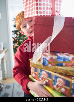 USA, New Jersey, Jersey City, Portrait of boy (8-9) carrying Christmas gifts Banque D'Images