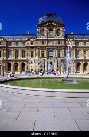 Les gens, les touristes dans la Cour Carree, cour, musée du Louvre, Musée d'art, musée français, musée, Paris, Ile-de-France, France Banque D'Images