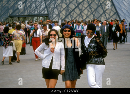 3 trois jeunes femmes adultes, les touristes visiteurs, cour, Cour Napoléon, Musée du Louvre, la ville de Paris, Paris, Ile-de-France, France, Europe Banque D'Images