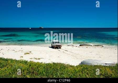 Une voiture sur la magnifique plage de la baie d'Hamelin situé dans l'ouest de l'Australie. Banque D'Images